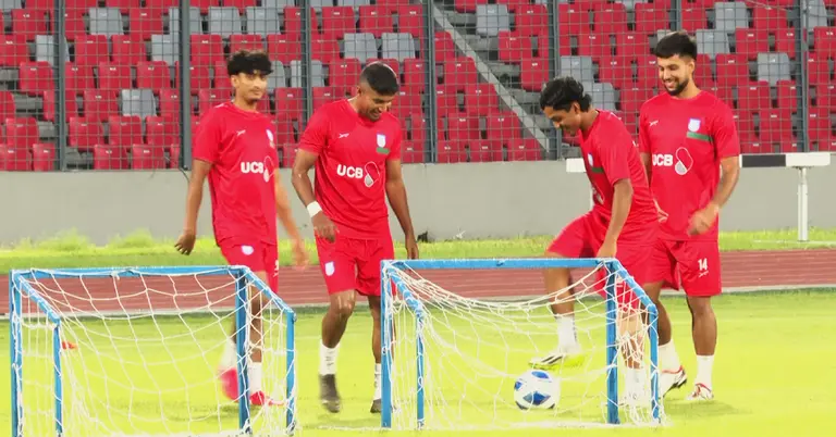 বাংলাদেশ ফুটবল দলের অনুশীলনের একটি মুহূর্ত